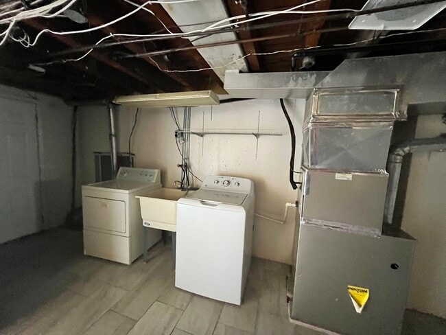 Building Photo - 3 bedroom 1 bath house