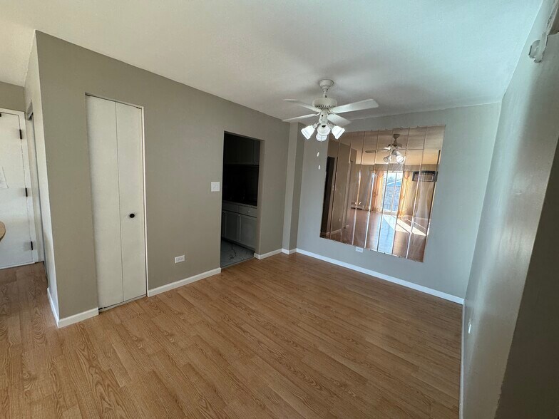 Building Photo - 252 Shorewood Dr