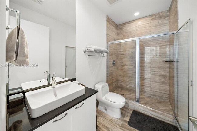 Building Photo - 15901 Collins Ave