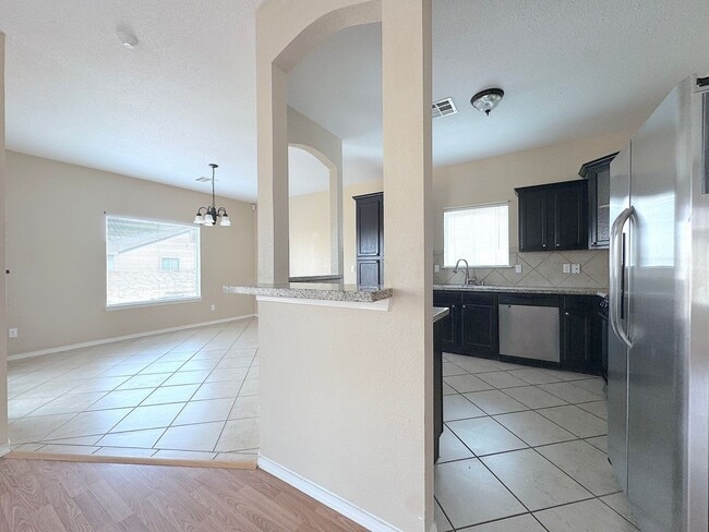 Building Photo - Sandstone Ranch Estates 4Bed/2.5bath Refrig A/C!