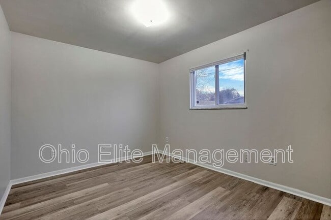 Building Photo - 2460 Hiawatha St