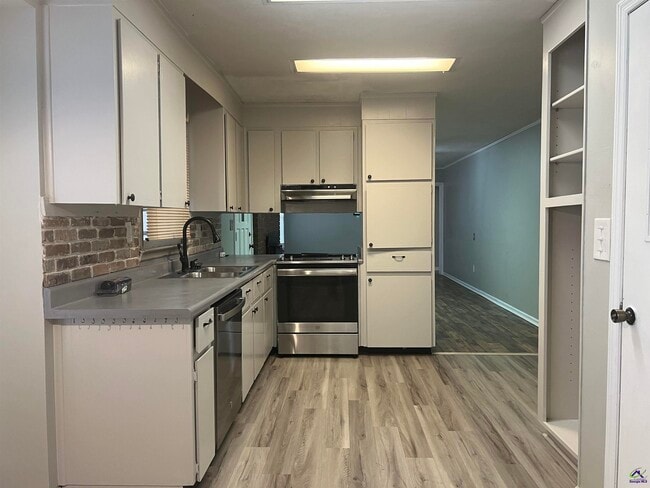 Building Photo - 409 Forest Lake Dr