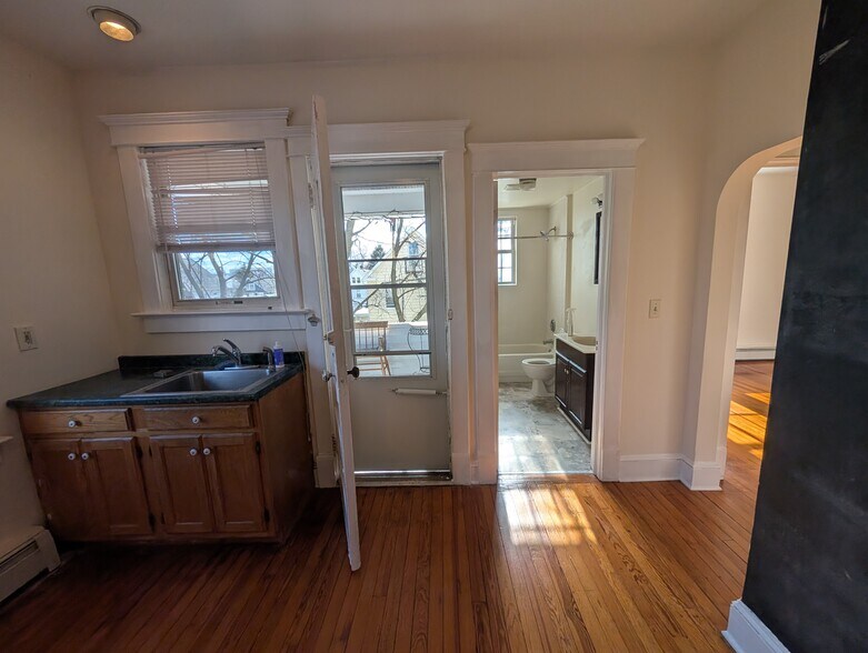 Building Photo - 20 Maple St