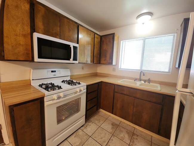 Building Photo - 615 Cowles Ave