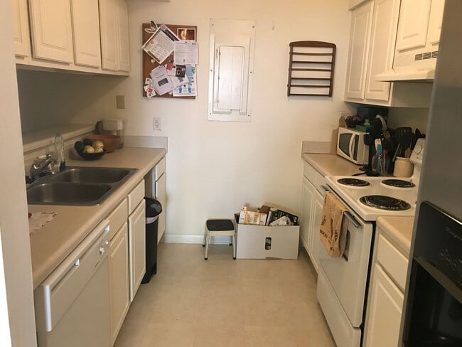 Building Photo - Lovely Townhouse in Finley Forest