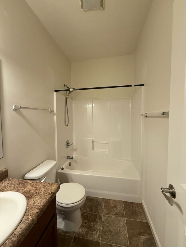 Building Photo - Blackthorne Community...3 Bedroom 2 Bath