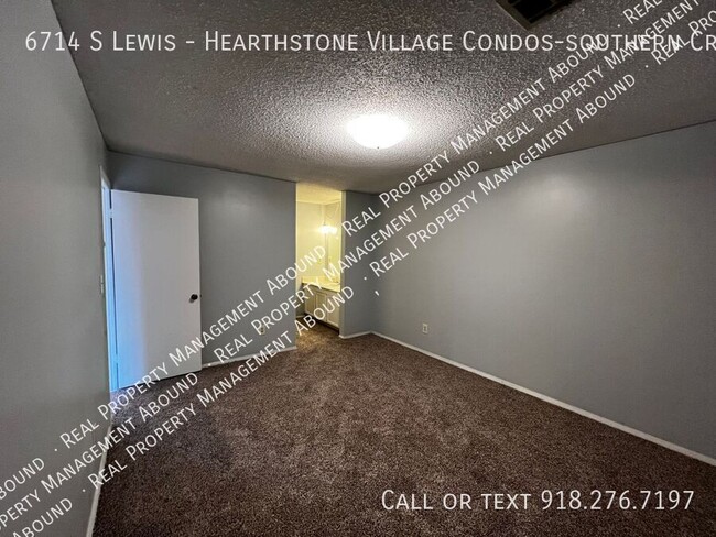 Building Photo - GATED Community!  Two bedroom, two bath en...