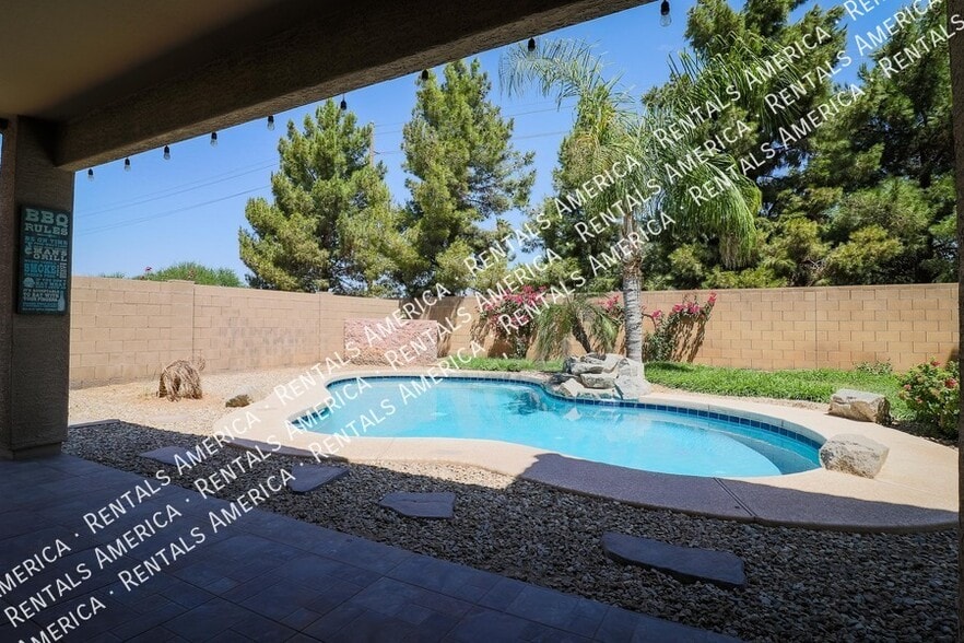 Building Photo - 10606 W La Reata Ave