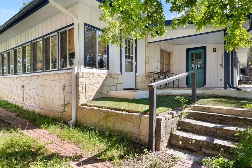Building Photo - 200 Woodcreek Dr