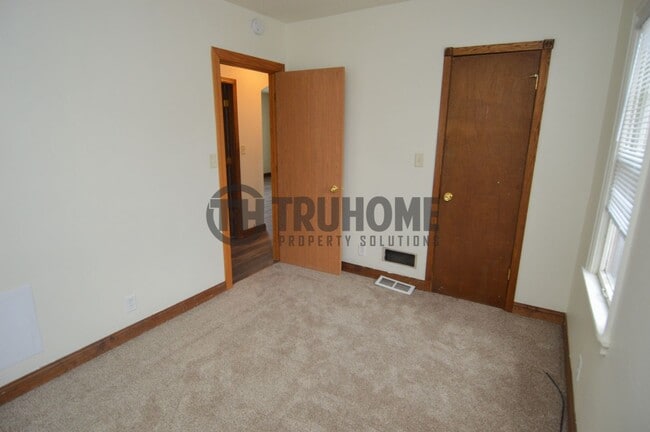 Building Photo - Spacious 5-Bedroom Home – Pet-Friendly and...
