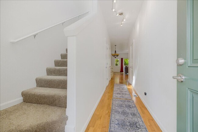 Building Photo - Crisp, Updated Townhome Near Nike & Shopping