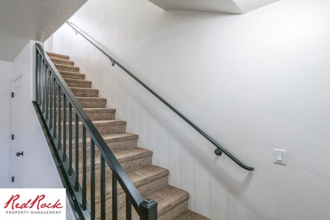 Building Photo - End Unit, DOG-FRIENDLY 3 Bedroom Townhome ...