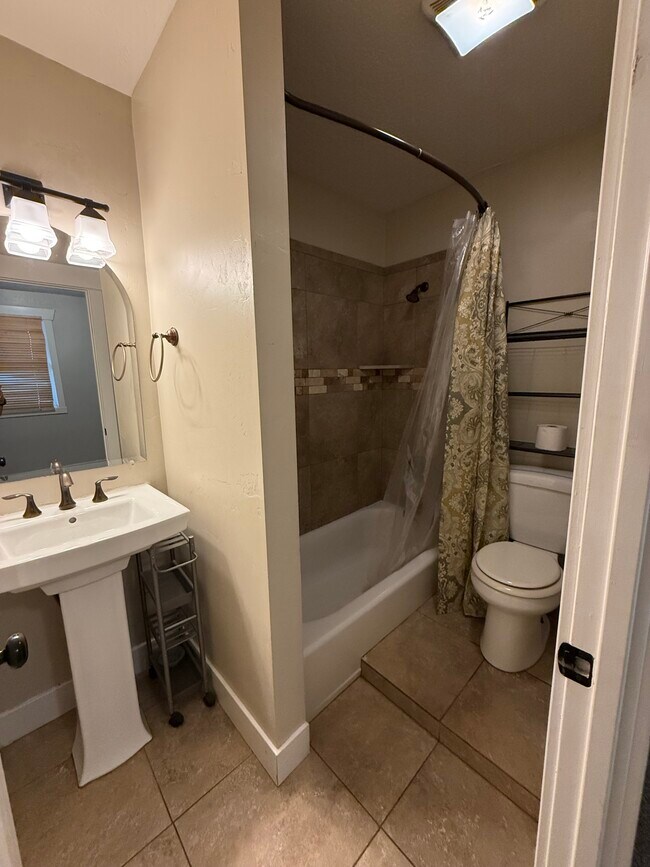 Building Photo - 807 S McClelland St