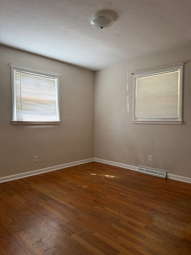 Building Photo - 551 S Belcrest Ave