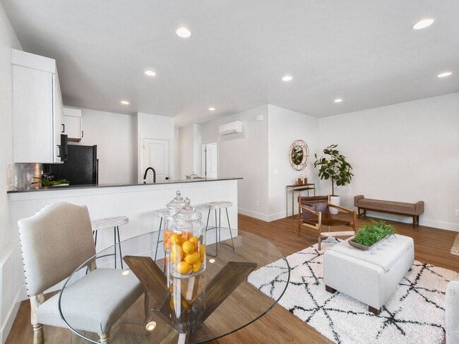 Building Photo - b2082