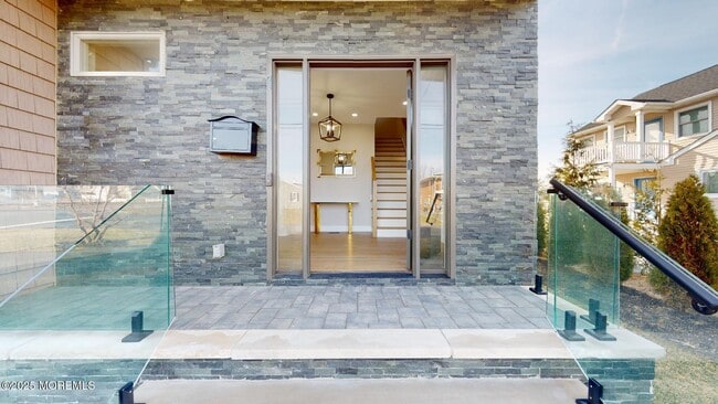 Building Photo - 1 Howland Ave