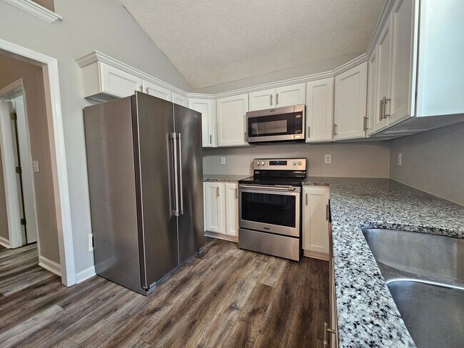 Building Photo - NEW LISTING!!!!!