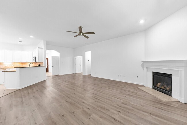 Building Photo - 14823 Yellow Begonia Dr