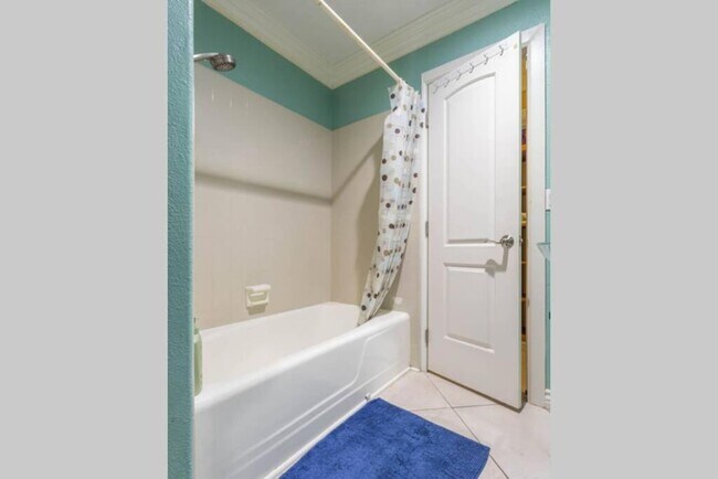 Building Photo - 2744 E Bennett Ave