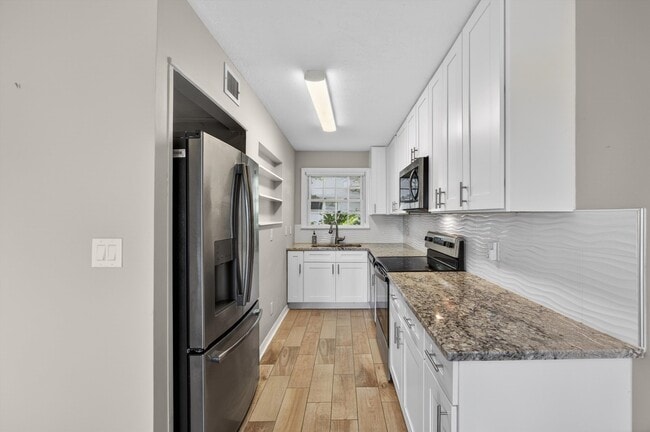 Building Photo - 83 Comares Ave