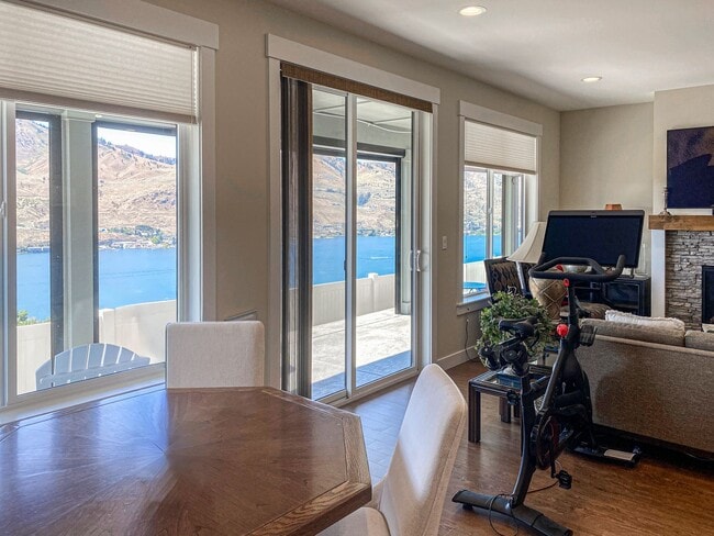 Building Photo - 3 Bedroom, 2 Bath with Spectacular Views o...