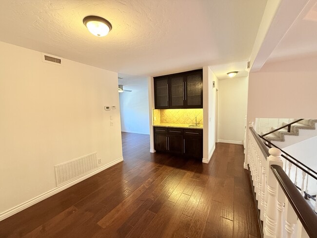 Building Photo - 2561 Navarra Dr