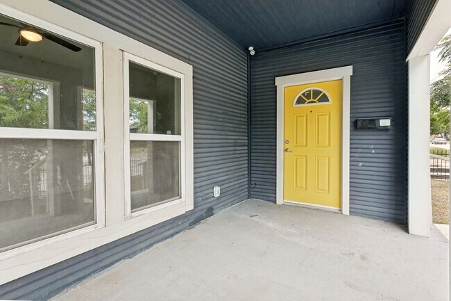 Building Photo - RENOVATED 3-BEDROOM HOME IN DENVER HEIGHTS