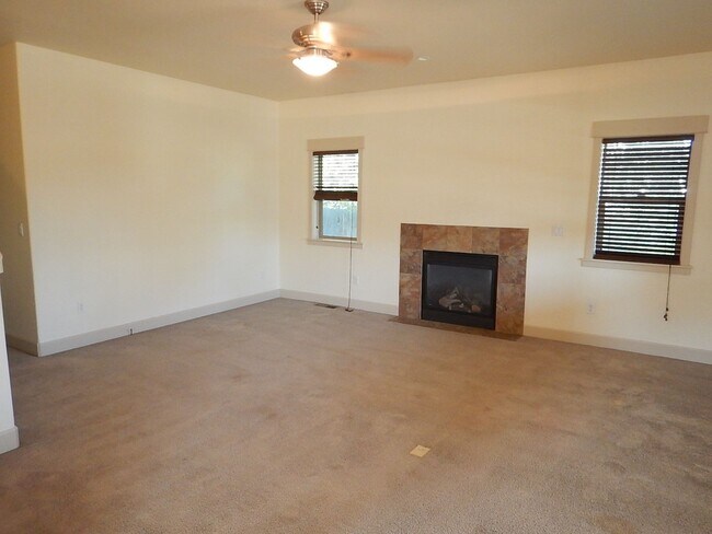 Building Photo - 2 Story, 3 Bedroom, 3 Bathroom House in He...