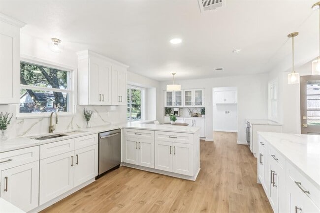 Building Photo - 8014 Meadowcroft Dr
