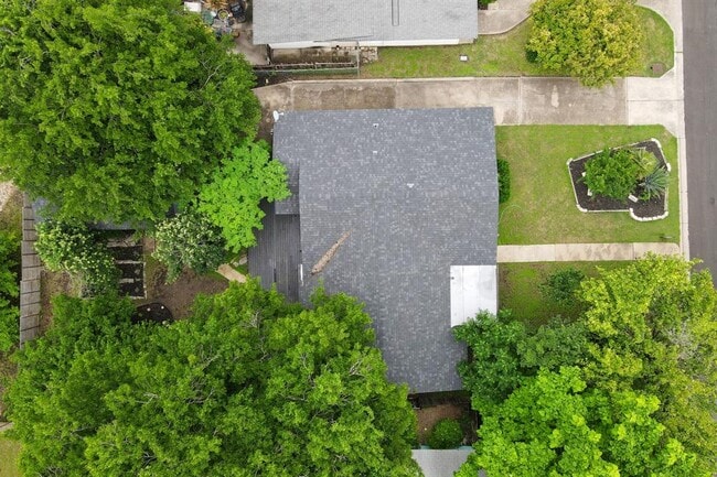 Building Photo - 1422 Yorkshire Dr