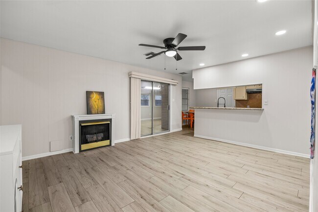 Building Photo - 1607 Buescher Dr