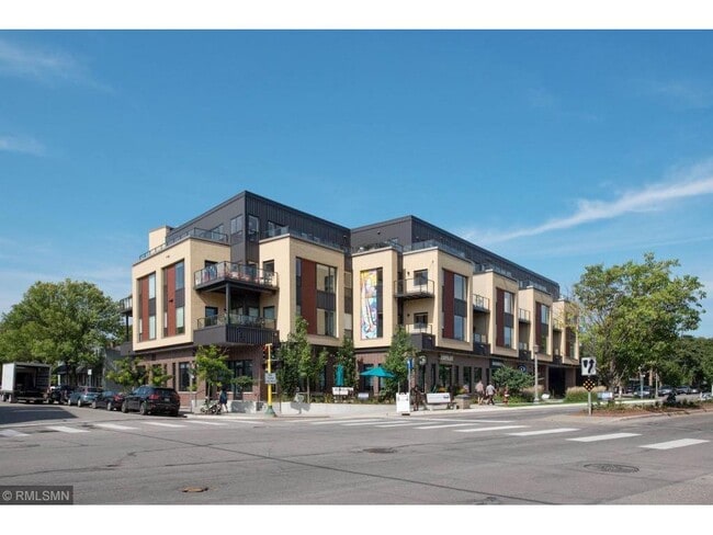 Building Photo - 2810 W 43rd St