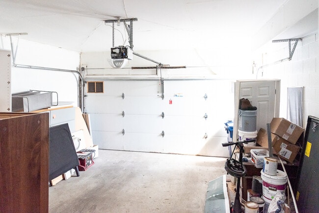 Building Photo - 706 W Evergreen Ave
