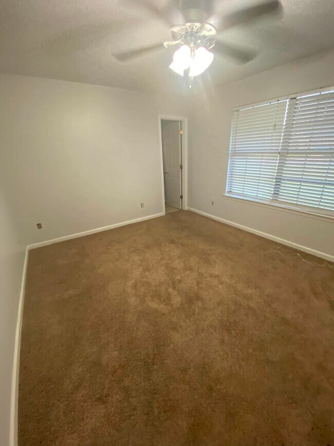 Building Photo - 921 Wrenwood Ln