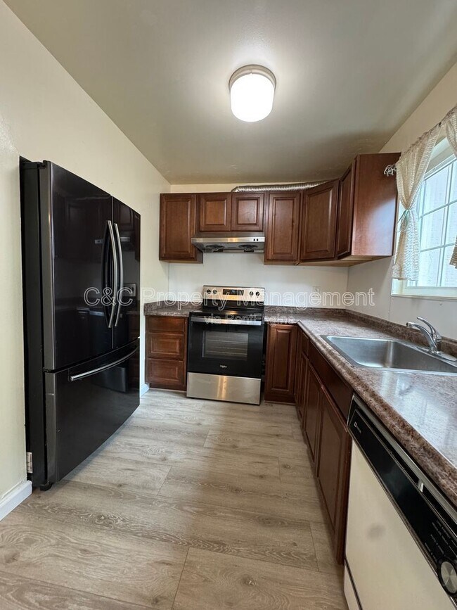 Building Photo - 1221 Pine Creek Wy