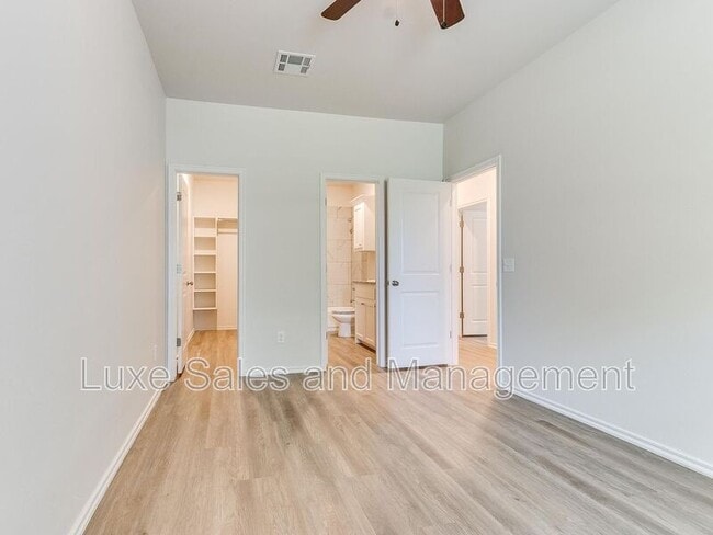 Building Photo - 3703 N Divis Ave