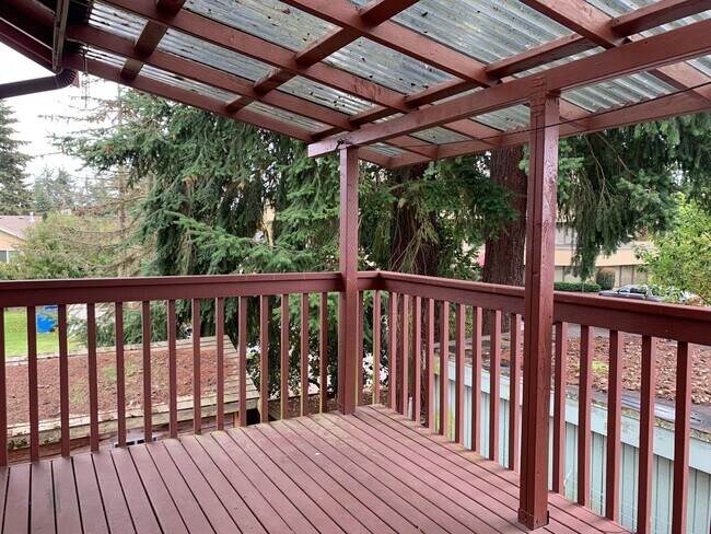 Building Photo - Split Level 4-bedroom, 3-bathroom Home in ...