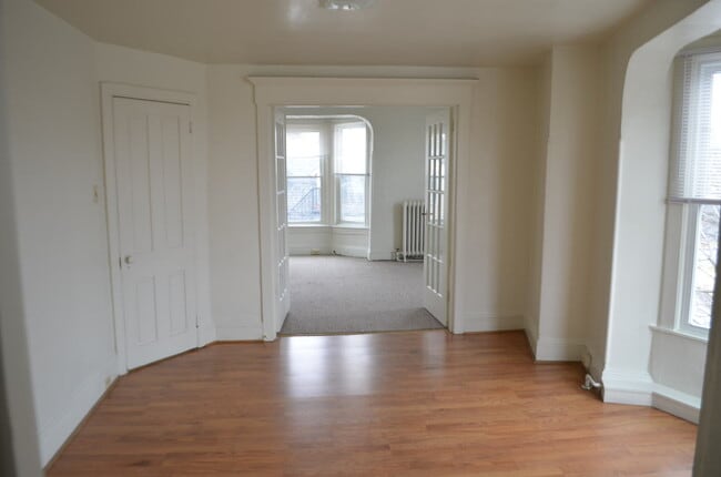 Building Photo - 1 Bedroom 3rd Floor Apartment Near York Re...