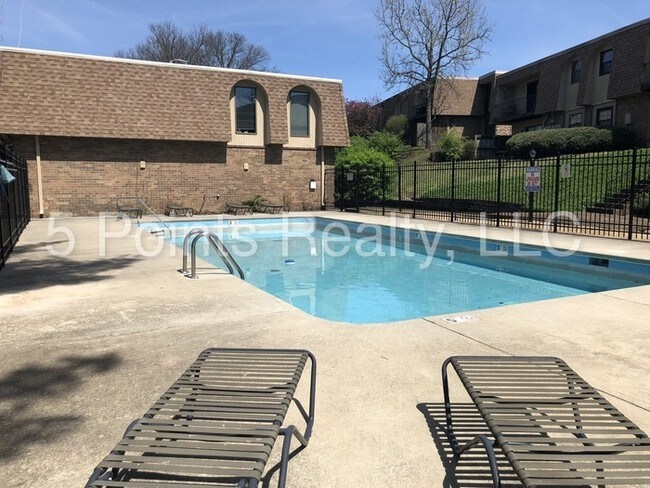 Building Photo - 420 Walton Ln