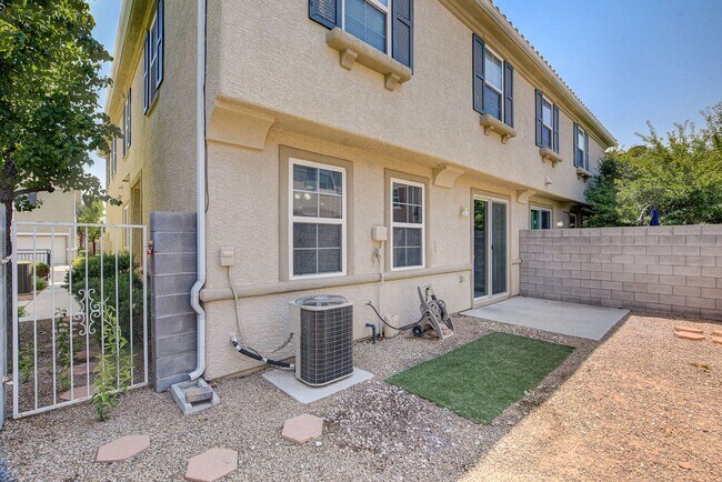 Building Photo - 3909 Sweet Pine St
