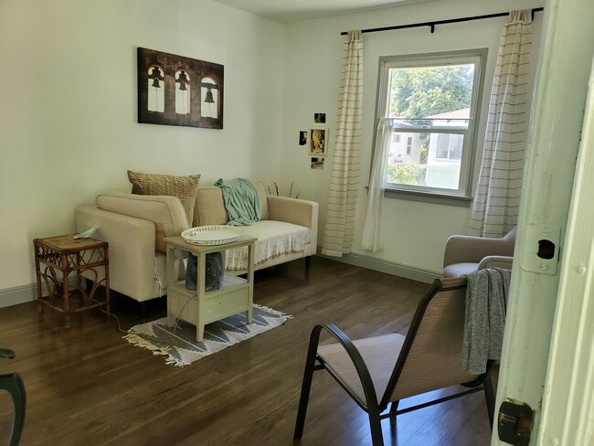 Living room - 614 N Madison Ave