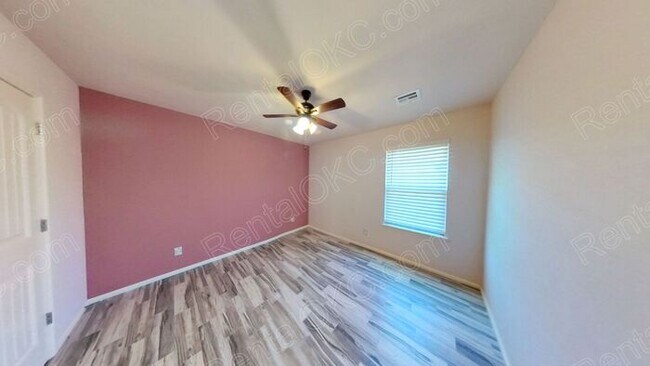 Building Photo - Great 3 bed 2 Bath on the West side.