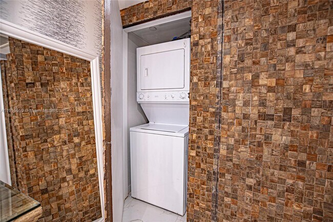 Building Photo - 500 Brickell Ave