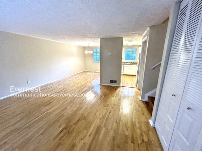 Building Photo - 493 Village Square Ct
