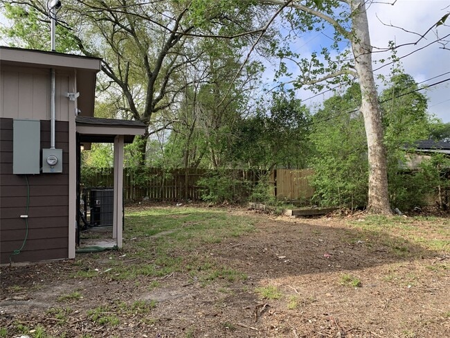 Building Photo - 14002 Rosecrest Dr