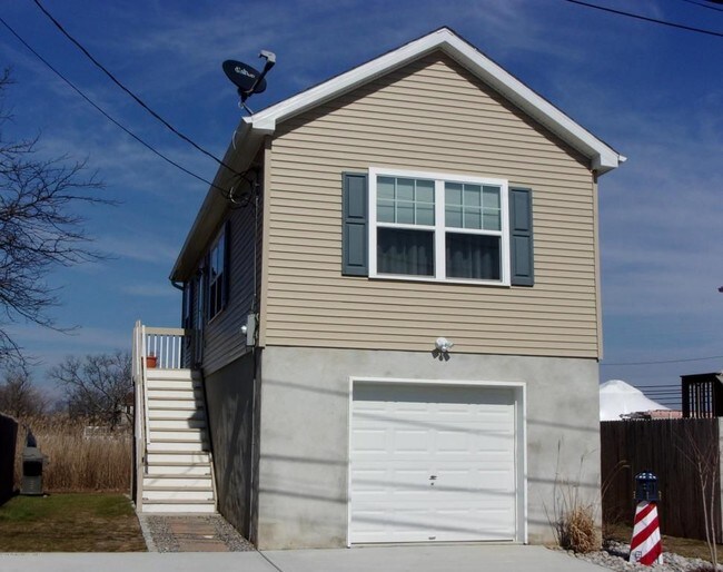 Primary Photo - 2 Renfrew Pl