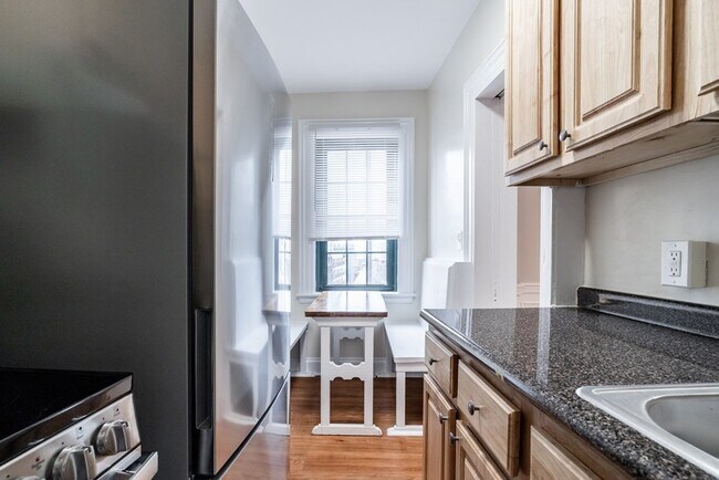 Building Photo - 124 Bowdoin St