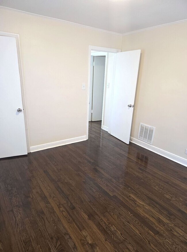 Building Photo - Charming 4BR Home with Spacious Layout, Mo...