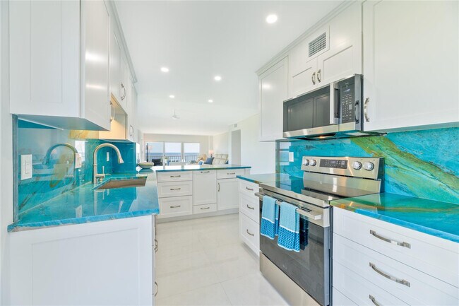 Building Photo - 1021 Hillsboro Mile