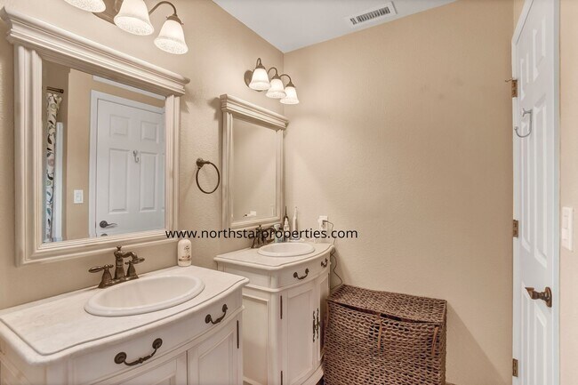 Building Photo - Lake Oswego Perfection